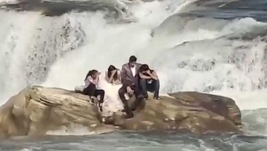 VIRAL NEWS: Pre-wedding shoot के दौरान दूल्हा और दुल्हन की जोड़ी waterfall में फंसी; तीन घंटे तक चला बचाव अभियान