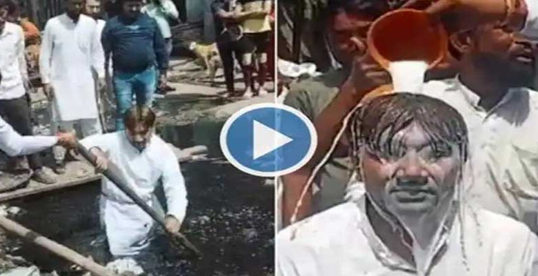 Viral Video: AAP's corporator jumps into drain to clean it, takes milk bath later