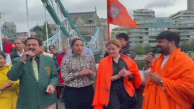 Viral Video: Indians reciting Hanuman Chalisa at London Bridge