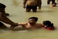 VIRAL VIDEO: a man was thrashed by a group of people for kissing his wife while taking a bath in the Sarayu River in Uttar Pradesh’s Ayodhya.
