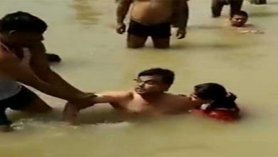 VIRAL VIDEO: a man was thrashed by a group of people for kissing his wife while taking a bath in the Sarayu River in Uttar Pradesh’s Ayodhya.